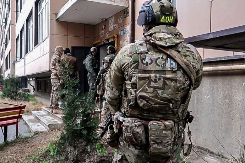 Сотрудники ФСБ РФ во время задержания бандитов, которые планировали совершить террористический акт путем взрыва в одном из мест массового пребывания людей