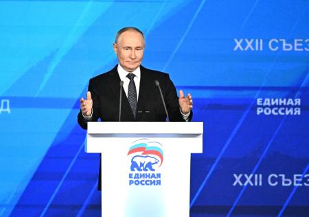 «Проблем еще вагон»: Путин ознакомился с вопросами к прямой линии
