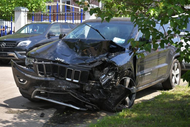 Автомобиль Михаила Ефремова Jeep Grand Cherokee на служебной стоянке у здания УВД, 2020 год