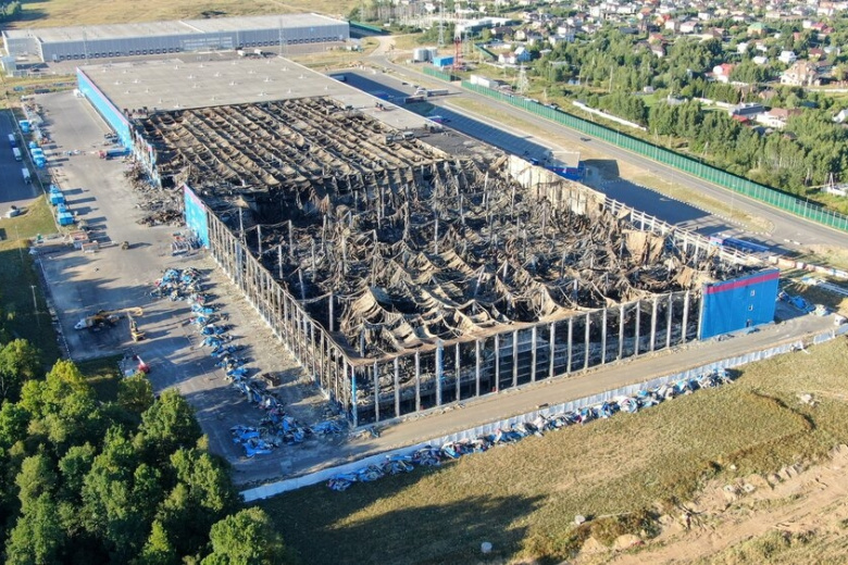 Вид с квадрокоптера на последствия пожара на складе Ozon в городском округе Истра