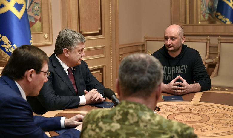 Президент Украины Пётр Порошенко и журналист Аркадий Бабченко