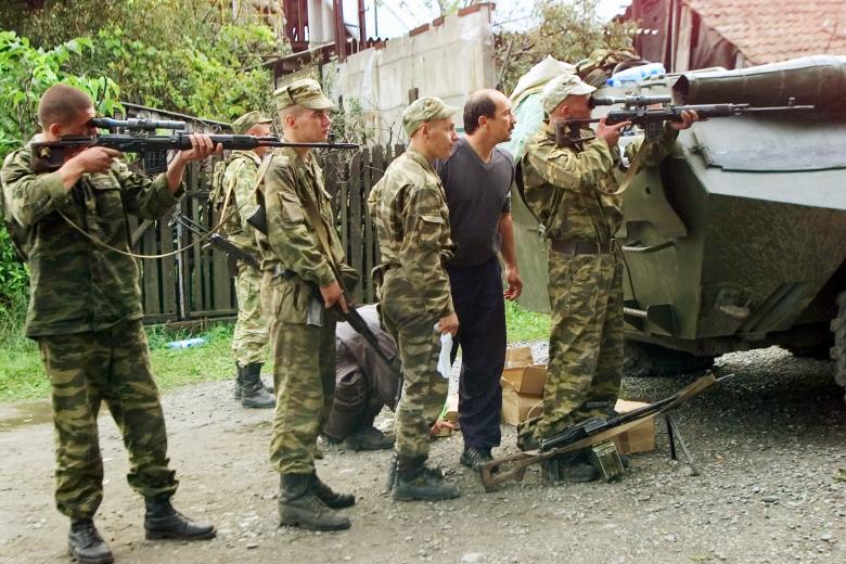 Второй день удерживаются заложники в школе № 1 города Беслана