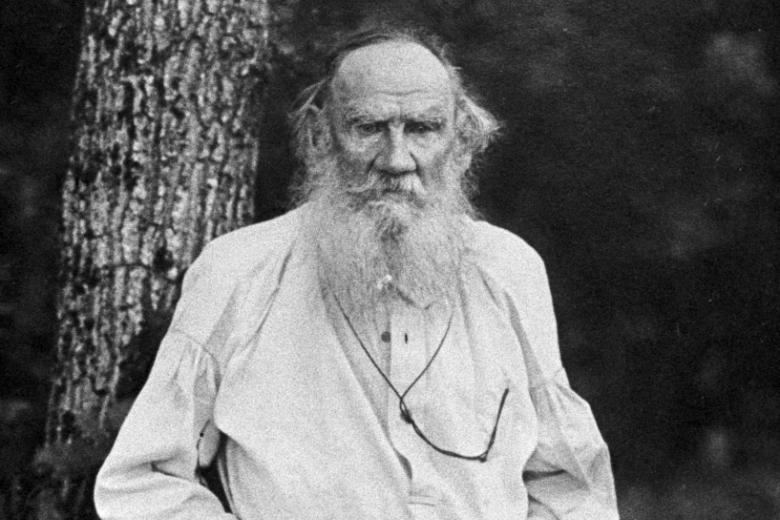 Писатель Лев Николаевич Толстой (1828-1910). Имение Хрисанфа Николаевича Абрикосова. Хутор Затишье Мценского уезда Орловской губернии. Репродукция фотографии 1910 года