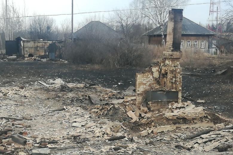 Последствия пожара в поселке Сосьва в Свердловской области