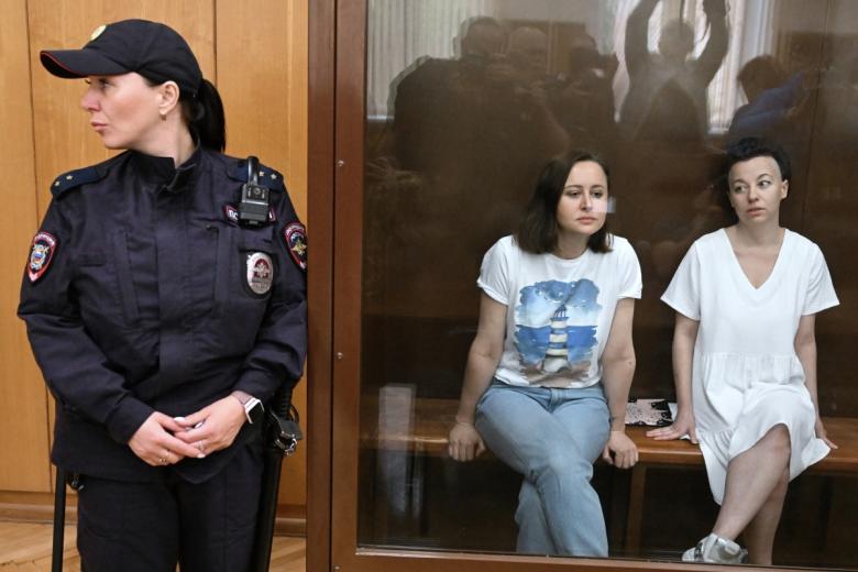 Драматург Светлана Петрийчук (в центре) и режиссер Евгения Беркович (справа), обвиняемые в оправдании терроризма, во время рассмотрения ходатайства следствия о продлении срока в Хамовническом суде Москвы