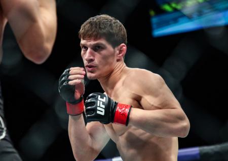 Непобеждённый российский боец снялся с поединка в UFC