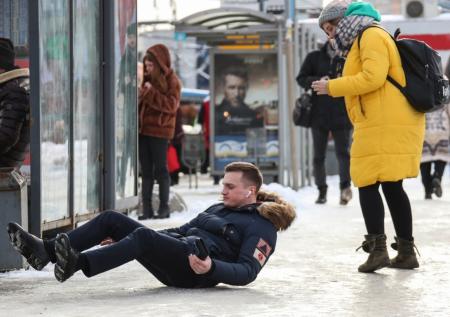 Россиянам подсказали, как обойтись без падений и переломов в гололед