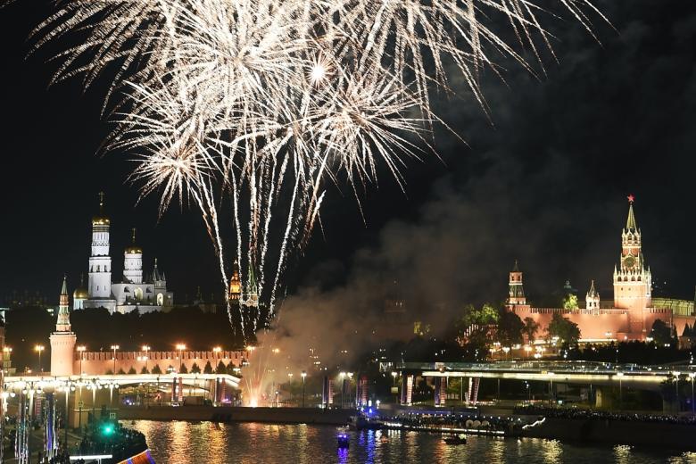 Праздничный салют в честь Дня города на Москворецкой набережной в Москве