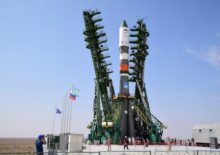 Ракета Победы установлена на стартовый стол космодрома Байконур