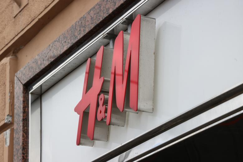 Логотип магазина шведской компании H&M на Тверской улице