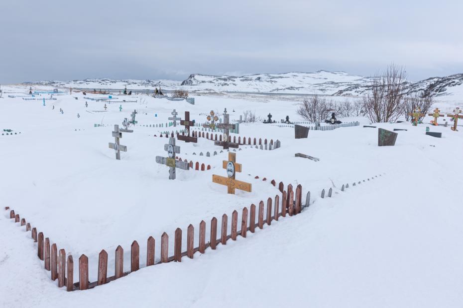 Многие могилки ветшают, покрываются снегом. За последние десятилетия население поселка сильно сократилось