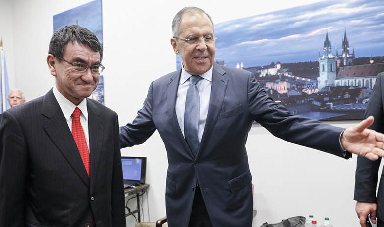 Таро Коно и Сергей Лавров
