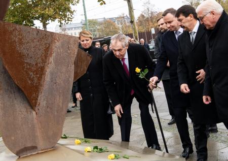 В Германии главы стран ЕС возложили цветы к мемориалу «Берлинская стена»