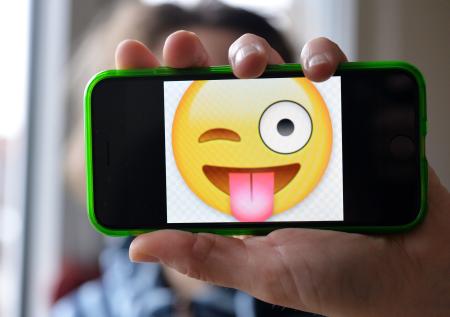 Гендерфлюидные женихи появились в наборе эмодзи после выхода iOS 14.2