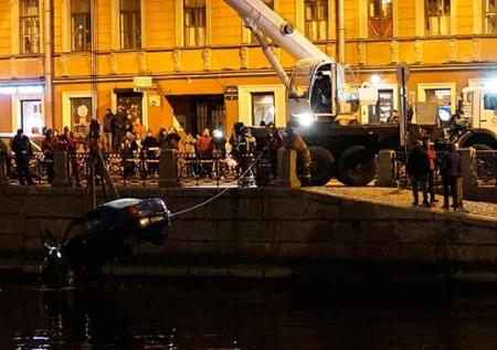 Очевидец рассказал о спасении детей из тонущей в Фонтанке машины