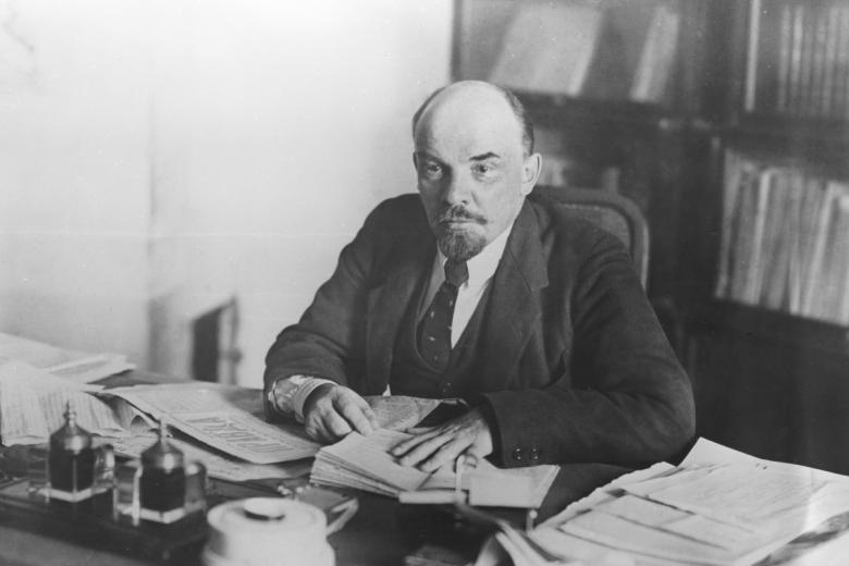 Владимир Ильич Ленин в рабочем кабинете в Кремле. 16 октября 1918 года