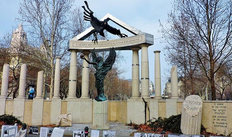 Мемориал жертвам нацизма на площади Свободы в Будапеште