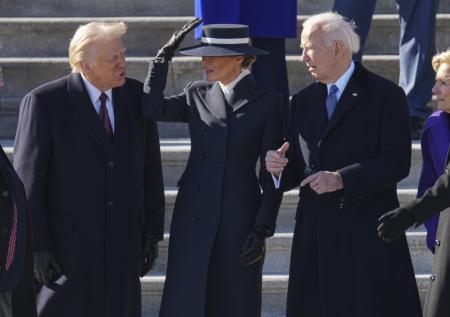 Стало известно, сколько стоил наряд Мелании Трамп на инаугурации