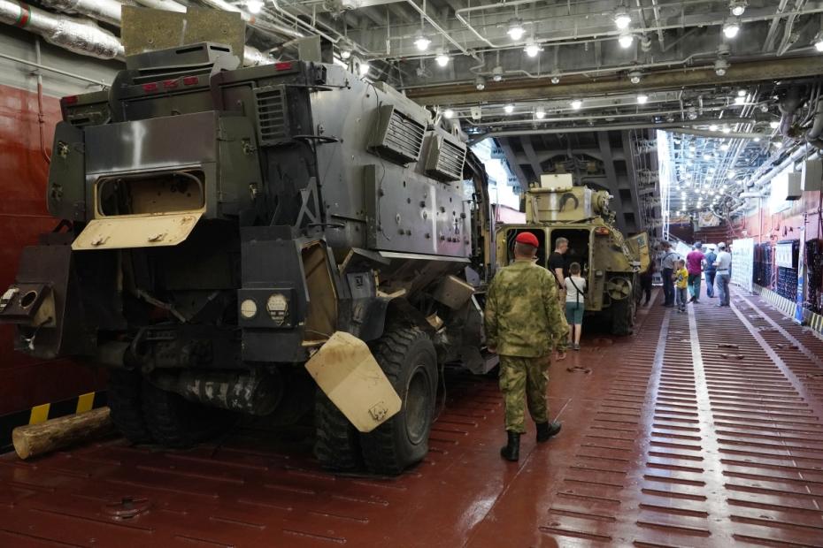 Боевая бронированная машина International M1224 MaxxPro MRAP на выставке трофеев специальной военной операции на борту большого десантного корабля «Иван Грен» в Санкт-Петербурге