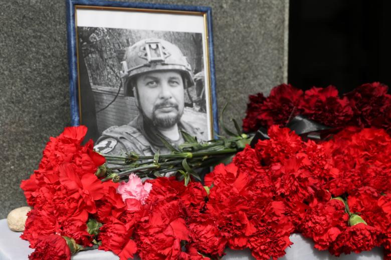 Цветы в память о погибшем военном корреспонденте Владлене Татарском (Максиме Фомине) 