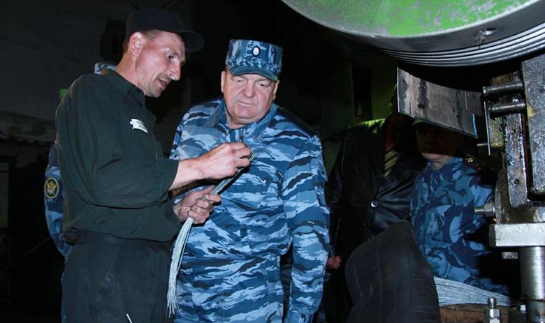 Сотрудник ФСИН разговаривает с осужденным