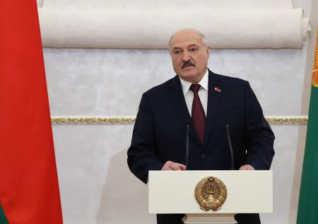 Лукашенко рассказал о долге Тихановской в $15 тысяч
