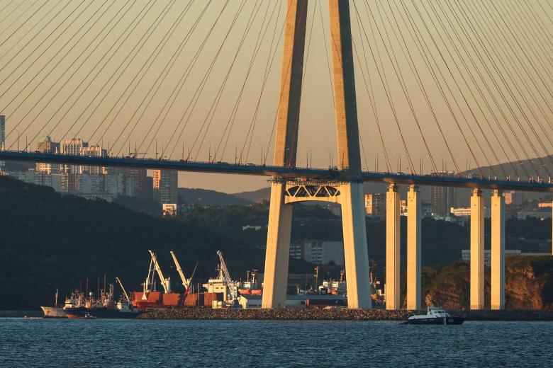 Вид на Русский мост во Владивостоке