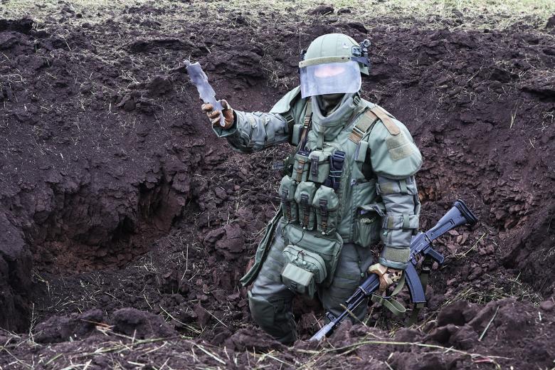 Военнослужащий на месте уничтожения неразорвавшегося снаряда