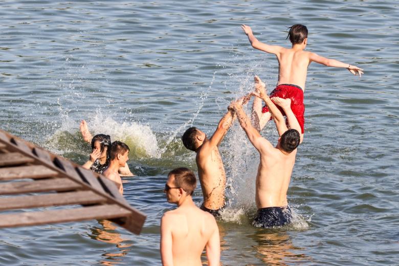 Отдыхающие на водоеме в Москве