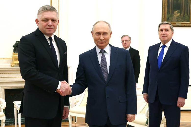 Президент России Владимир Путин с премьер-министром Словакии Робертом Фицо. Справа – помощник президента Юрий Ушаков
