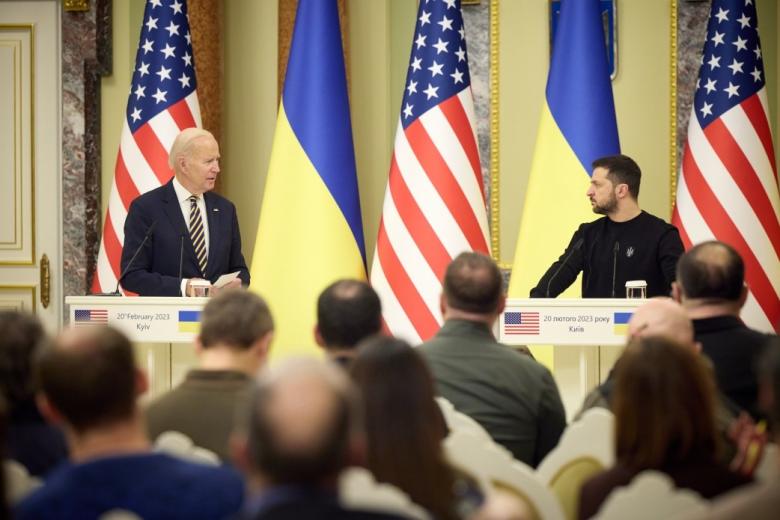 Президент США Джо Байден (слева) и президент Украины Владимир Зеленский (справа) во время пресс-конференции в Киеве