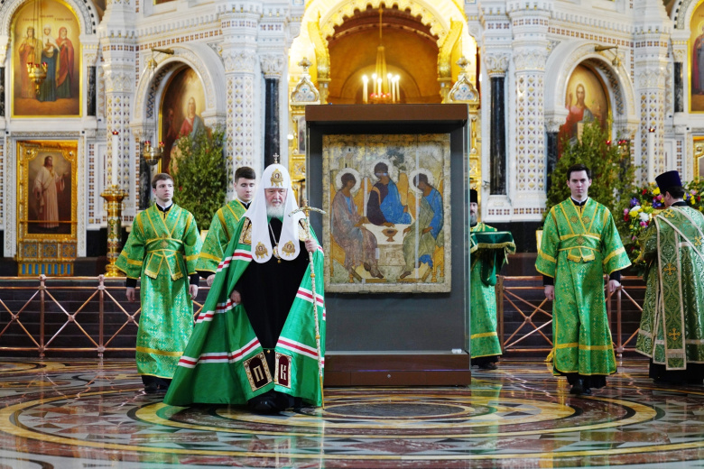 Патриаршее служение в праздник Святой Троицы в храме Христа Спасителя у принесенной иконы «Святая Троица» преподобного Андрея Рублева