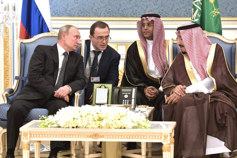 Владимир Путин с королём Саудовской Аравии Сальманом бен Абдель Азизом Аль Саудом (архивное фото)