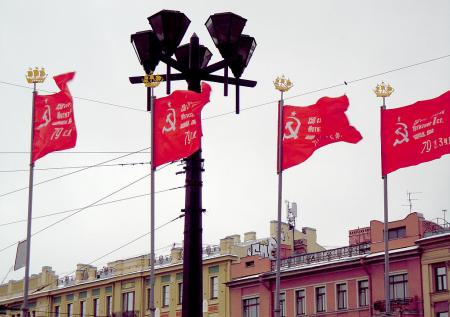 Копии Знамени Победы в дни воинской славы предложили вывешивать на зданиях