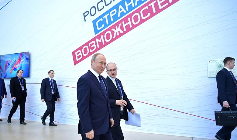 Президент РФ Владимир Путин и первый заместитель главы администрации президента РФ Сергей Кириенко