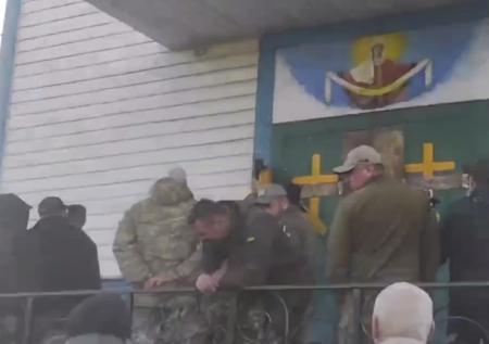 Сторонники ПЦУ захватили храм под Киевом и надругались над Библией