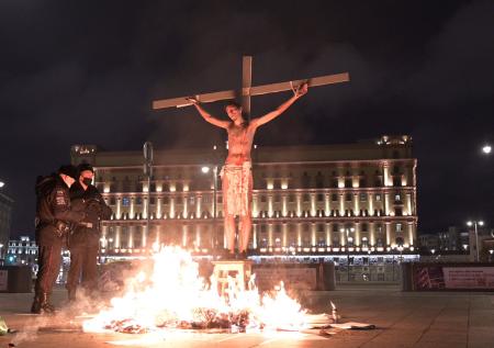 На задержанного в Москве активиста в образе Иисуса составили протокол