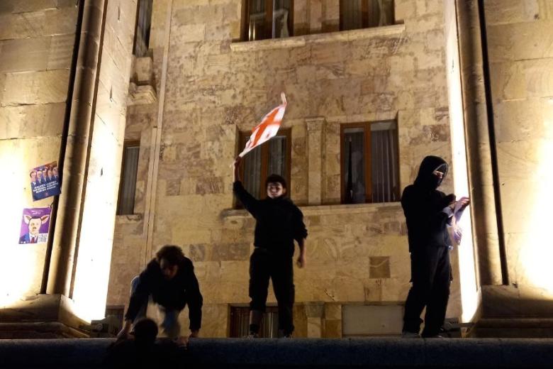 Участники акции против законопроекта об иностранных агентах у здания парламента Грузии