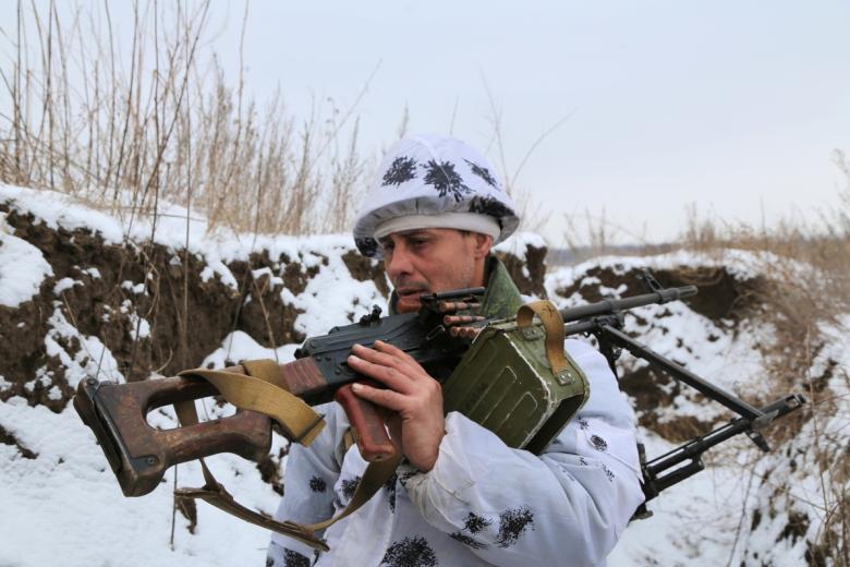 Боец Народной милиции ЛНР на позиции в районе посёлка Славяносербск Луганской области. Населённые пункты Славяносербского района находятся близко от линии разграничения