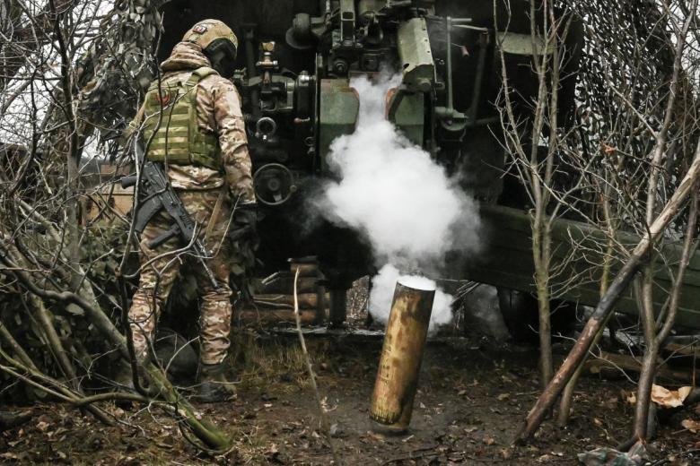 Военнослужащие группировки войск «Центр» ВС РФ стреляют высокоточными снарядами «Краснополь» из гаубицы 2А65 «Мста-Б» по позициям ВСУ
