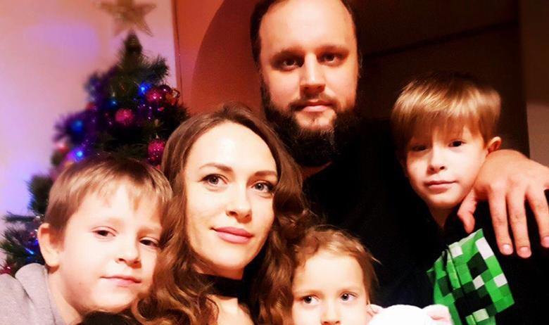 Павел Губарев с женой и детьми