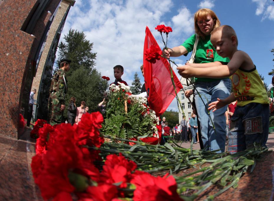 Акция памяти на месте взрыва жилого дома на Каширском шоссе в Москве
