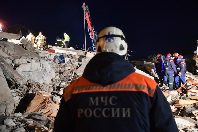 Российские спасатели и местные жители разбирают завалы после разрушительного землетрясения в Турции