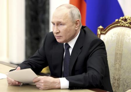 Путин поздравил специалистов ОПК с Днем оружейника