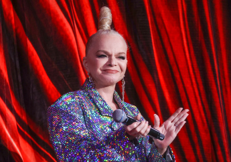 Россияне стали массово сдавать билеты на выступления Долиной