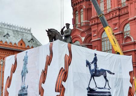 Памятник маршалу Жукову заменили другой скульптурой