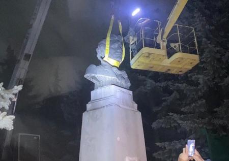 Медведев ответил на снос памятников на Украине цитатой из романа Булгакова