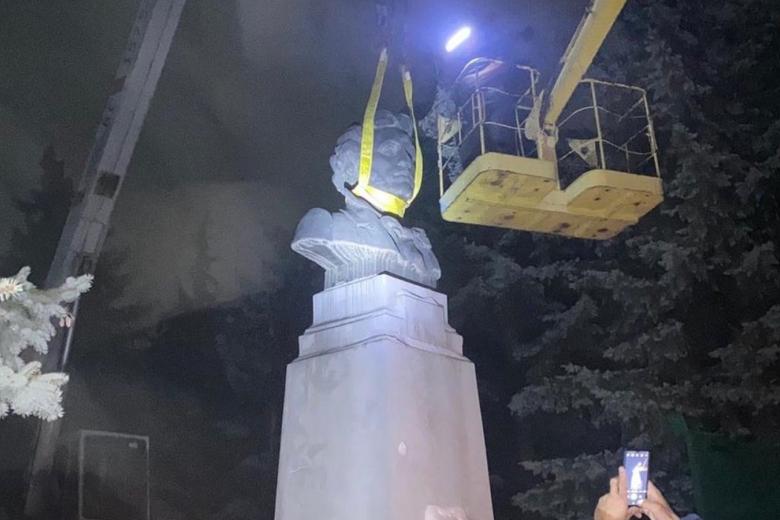Снос памятника Пушкину в Тульчине Винницкой области Украины
