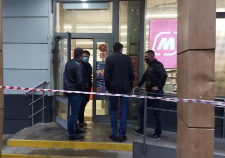 Подозрительный мужчина в «Магните» на Совхозной улице попал на видео