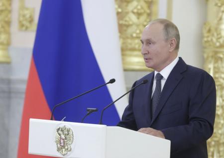 Путин объявил минуту молчания в память о погибших в Донбассе